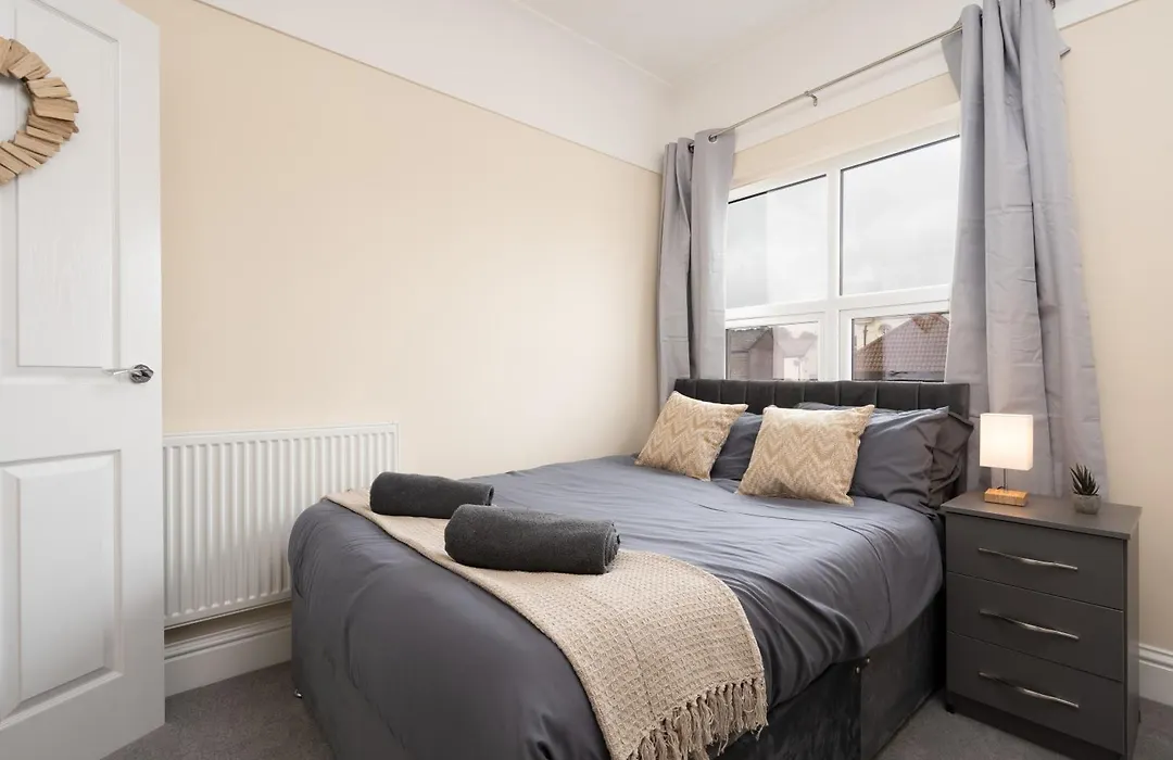 Large Cosy House - Free On Street Parking-1